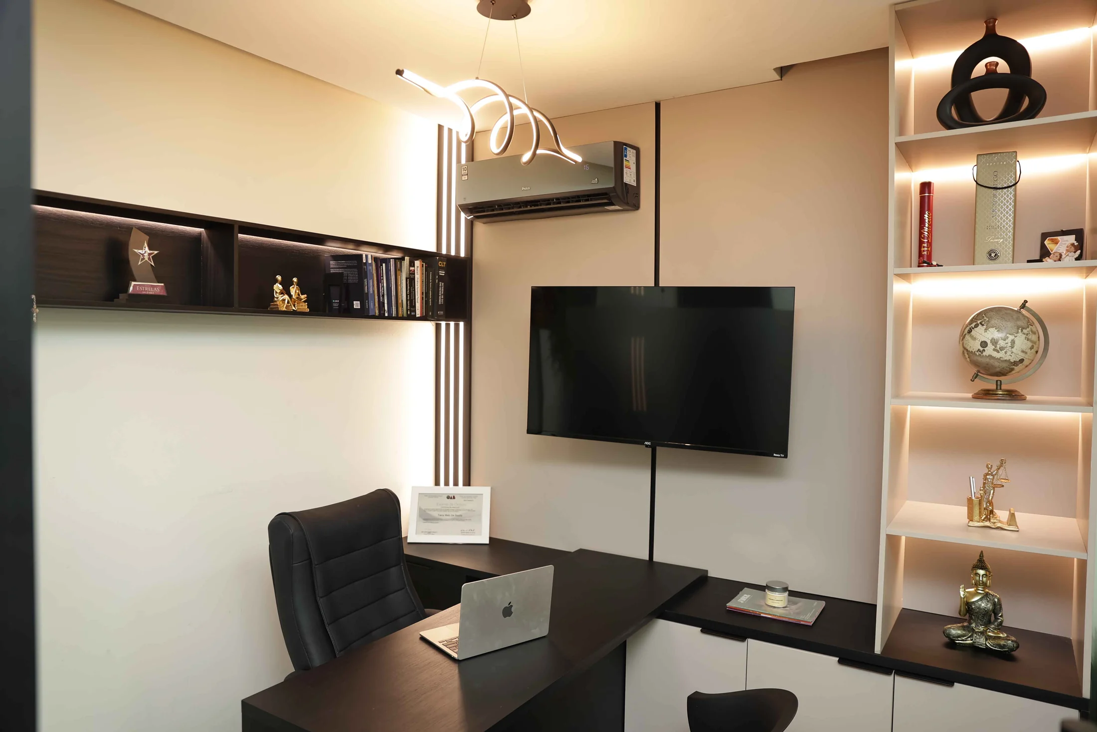 Ambiente de atendimento do MSC Advocacia, com estante iluminada e mesa de reunião.