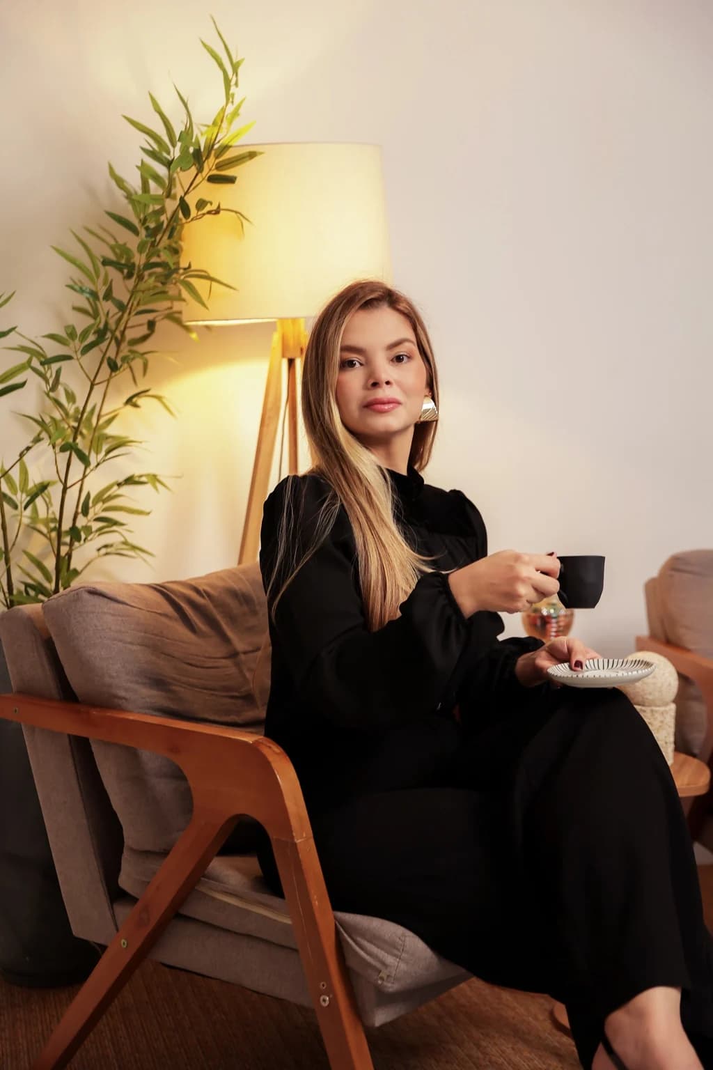 Tainá Cunha, fundadora do MSC Advocacia, sentada em poltrona na área de espera do escritório.