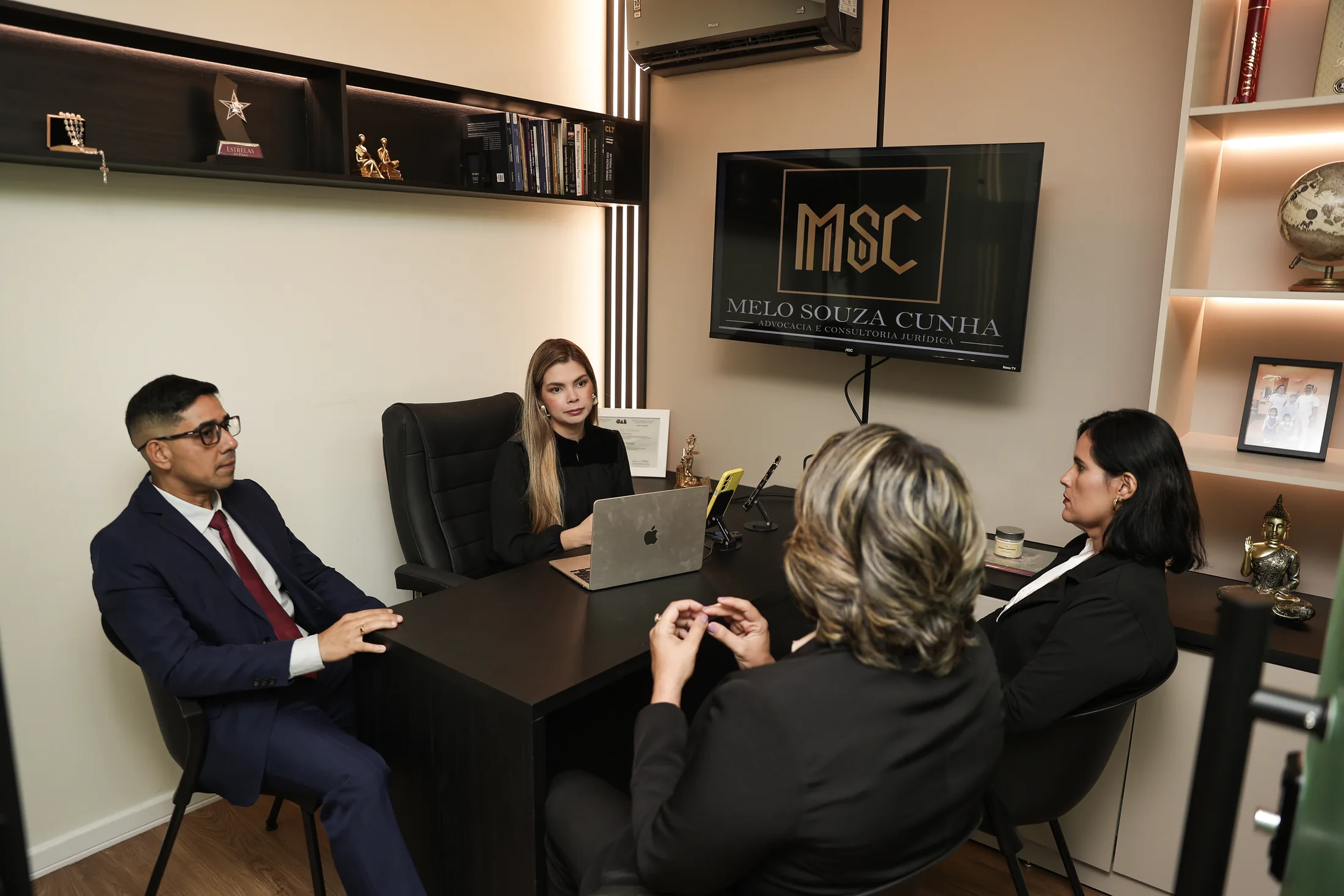 Reunião de trabalho da equipe do MSC Advocacia na sala de atendimento do escritório.