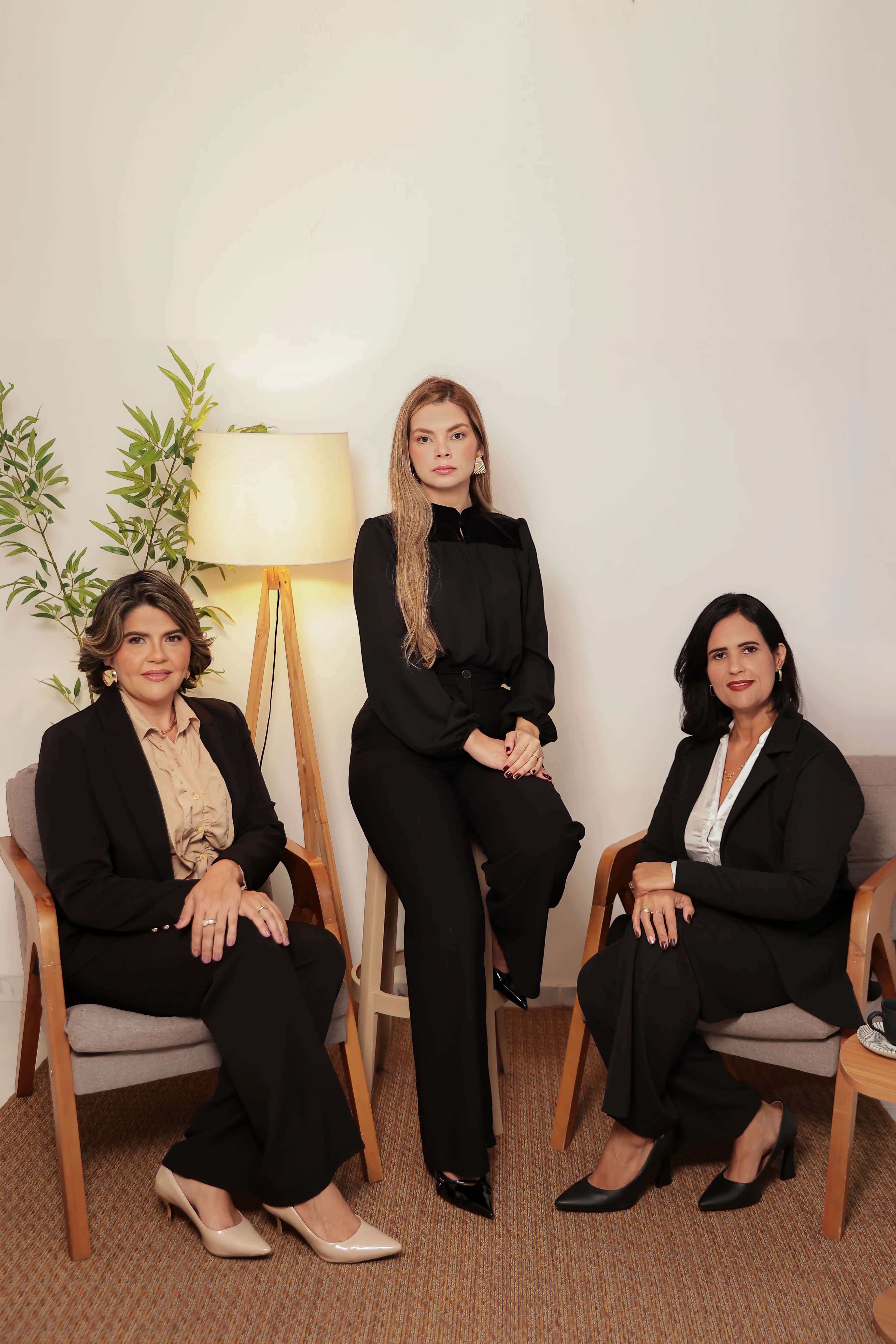 Três integrantes da equipe do MSC Advocacia na área de espera do escritório.